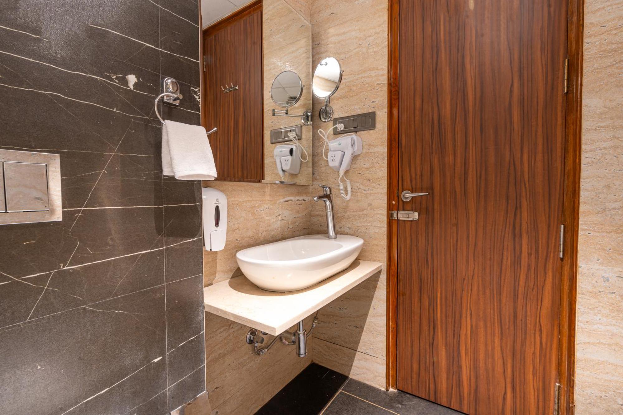 Treebo Premium Heritage Grand -Majiwada Thane Ngoại thất bức ảnh